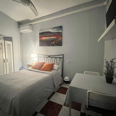 Santa Isabel Low Cost Rooms In Private House Seville Ngoại thất bức ảnh