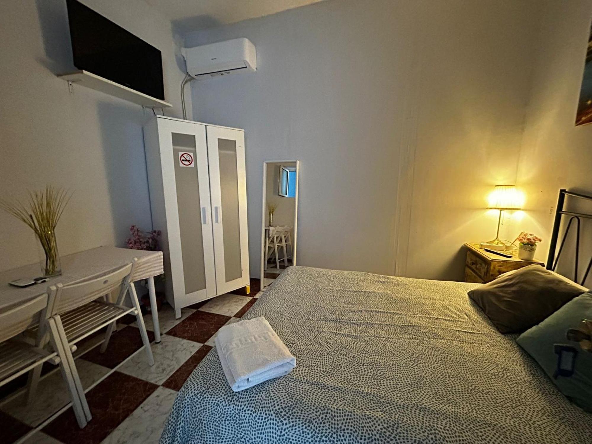 Santa Isabel Low Cost Rooms In Private House Seville Ngoại thất bức ảnh