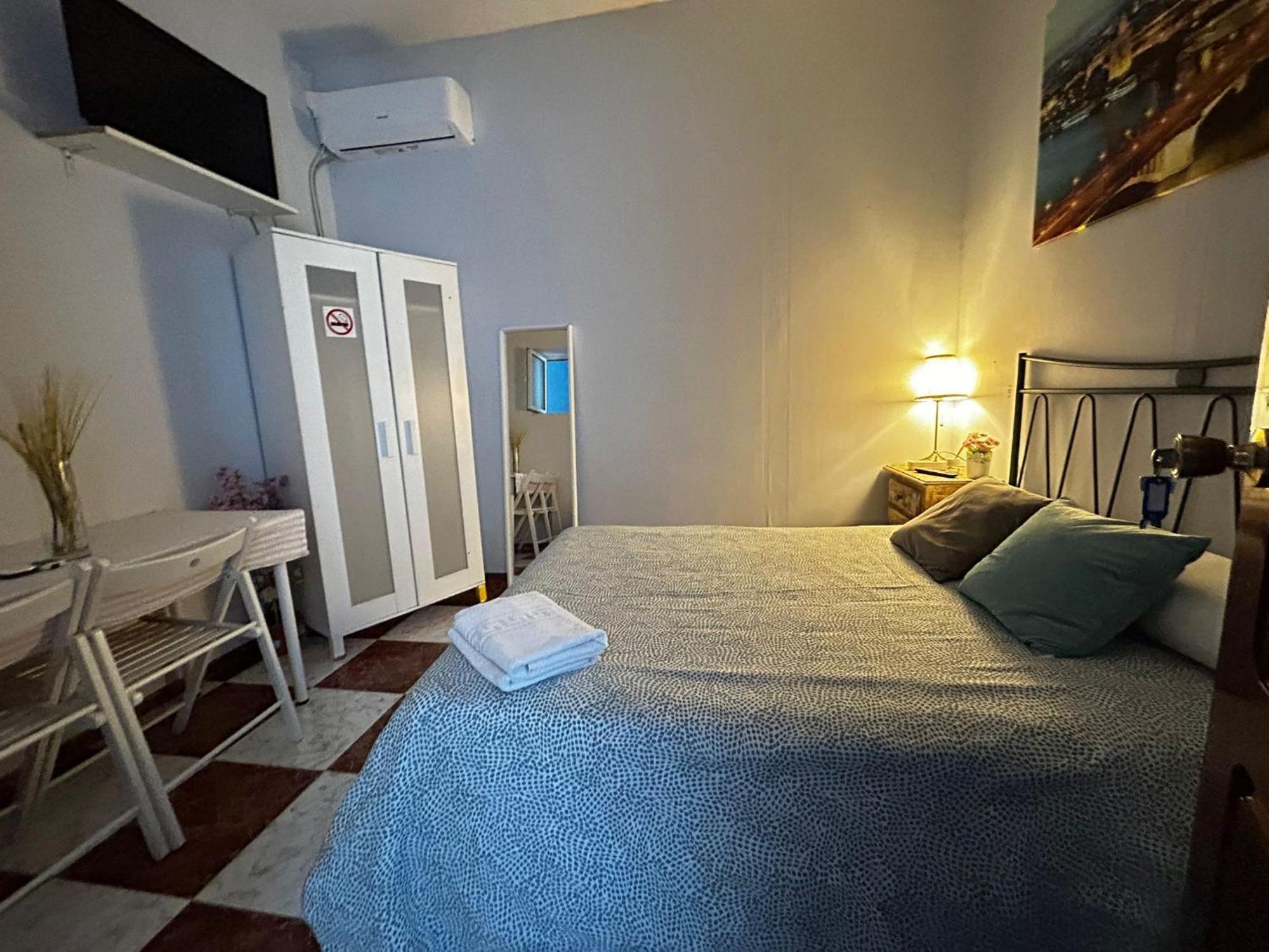 Santa Isabel Low Cost Rooms In Private House Seville Ngoại thất bức ảnh