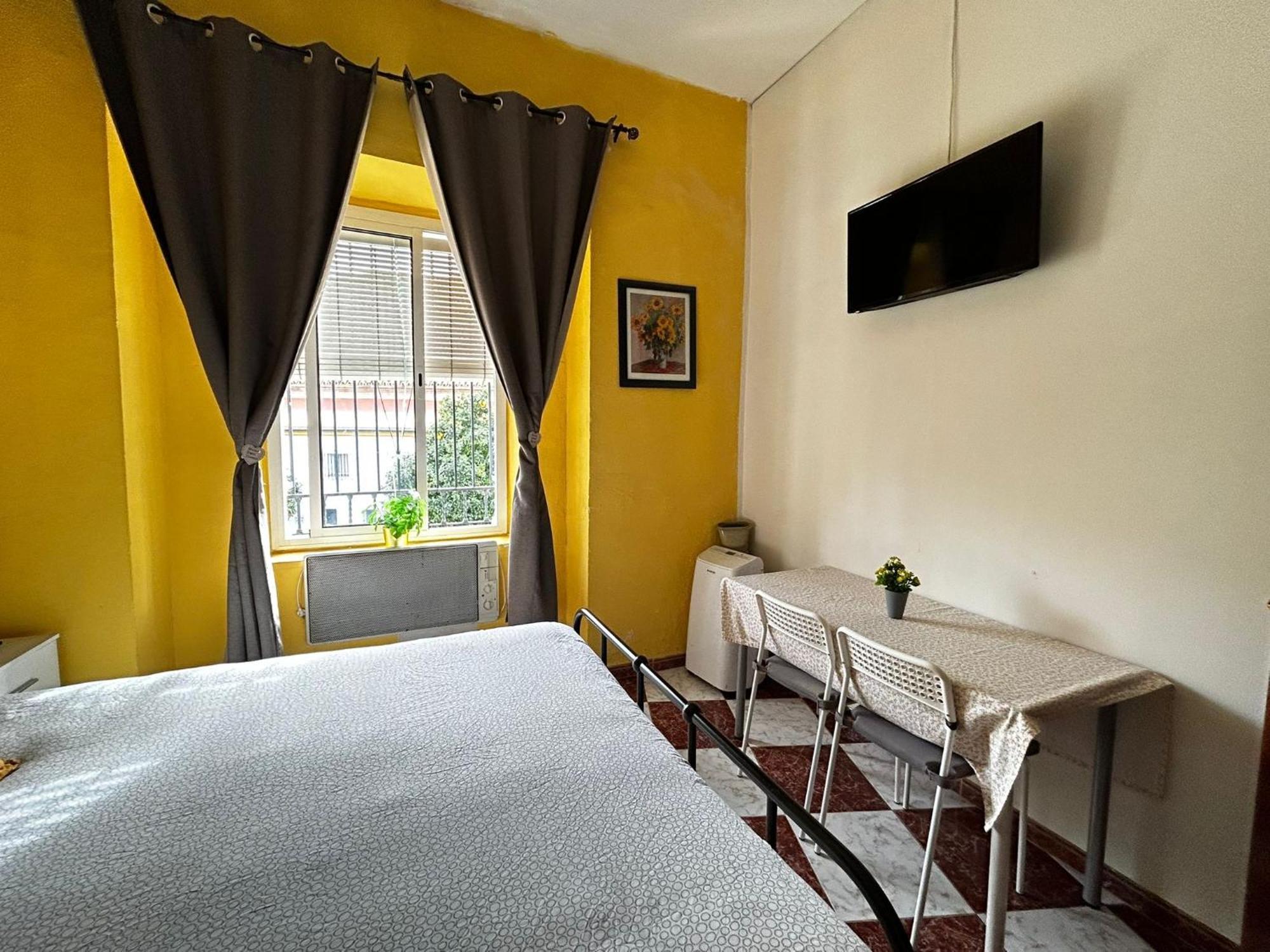 Santa Isabel Low Cost Rooms In Private House Seville Phòng bức ảnh